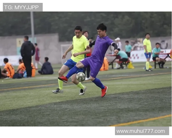 用一笔一画勾画足球球星魅力瞬间展现运动之美