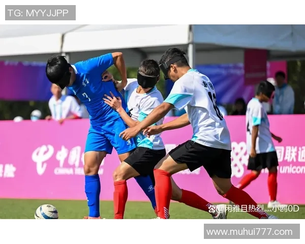 街头偶遇足球巨星:球场英雄化身普通人,引发热烈围观和惊喜互动 街头偶遇足球巨星:球场英雄化身普通人,引发热烈围观和惊喜互动