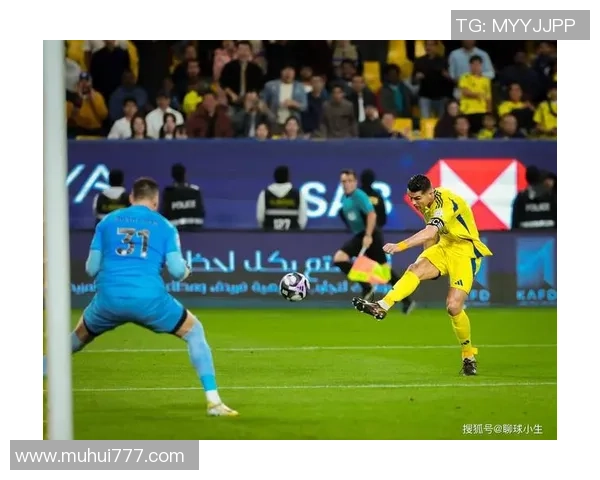 足球巨星携子一起练球温馨画面展现父子情深与运动传承